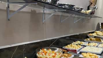 Café da manhã com buffet grátis todos os dias