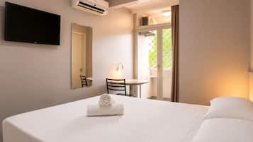 Quarto casal luxo | Frigobar, escrivaninha, ferros/tábuas de passar roupa, Wi-Fi de cortesia