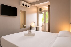 Habitación Deluxe doble | Minibar, escritorio, tabla de planchar con plancha y wifi gratis