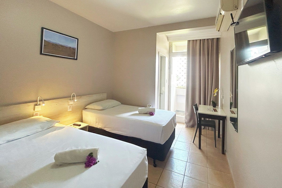 Chambre Deluxe avec lits jumeaux | Minibar, bureau, fer et planche à repasser, Wi-Fi gratuit