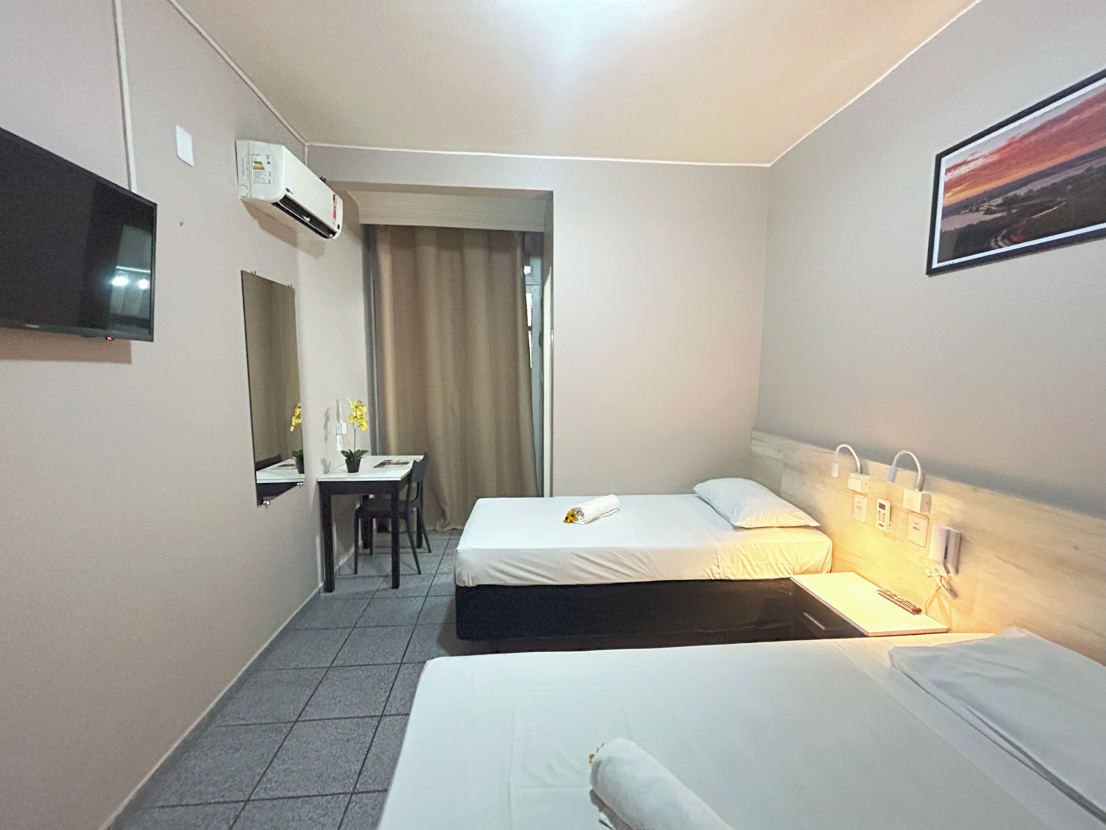 Phòng 2 giường đơn Tiêu chuẩn | Minibar, bàn, bàn ủi/dụng cụ ủi quần áo 