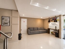 Minibar, escritorio, tabla de planchar con plancha y wifi gratis