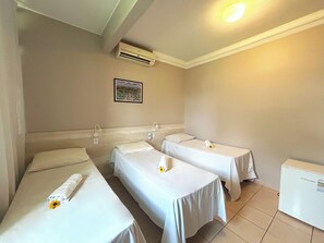 Standard Triple Room | Minibar, desk, iron/ironing board, free WiFi - Hotel El Pilar by Bsb Inn (Brasília)