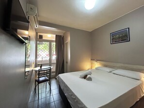 Quarto casal luxo | Frigobar, escrivaninha, ferros/tábuas de passar roupa, Wi-Fi de cortesia