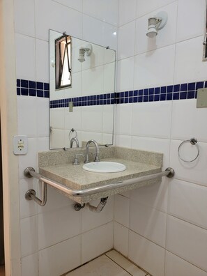 ห้องดีลักซ์ดับเบิล, อุปกรณ์ช่วยการเคลื่อนไหว | ห้องน้ำ | ฝักบัว, ไดร์เป่าผม (มีให้บริการตามคำขอ), ผ้าเช็ดตัว