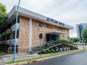 The exterior of the El Pilar Hotel with a stone facade, a covered entrance, and a staircase leading to the entrance. - Hotel El Pilar by Bsb Inn (Brasília)