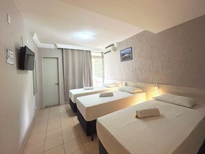 Quarto triplo superior | Frigobar, escrivaninha, ferros/tábuas de passar roupa, Wi-Fi de cortesia