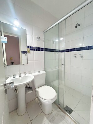 Shower, hair dryer, towels - Hotel El Pilar by Bsb Inn (Brasília)