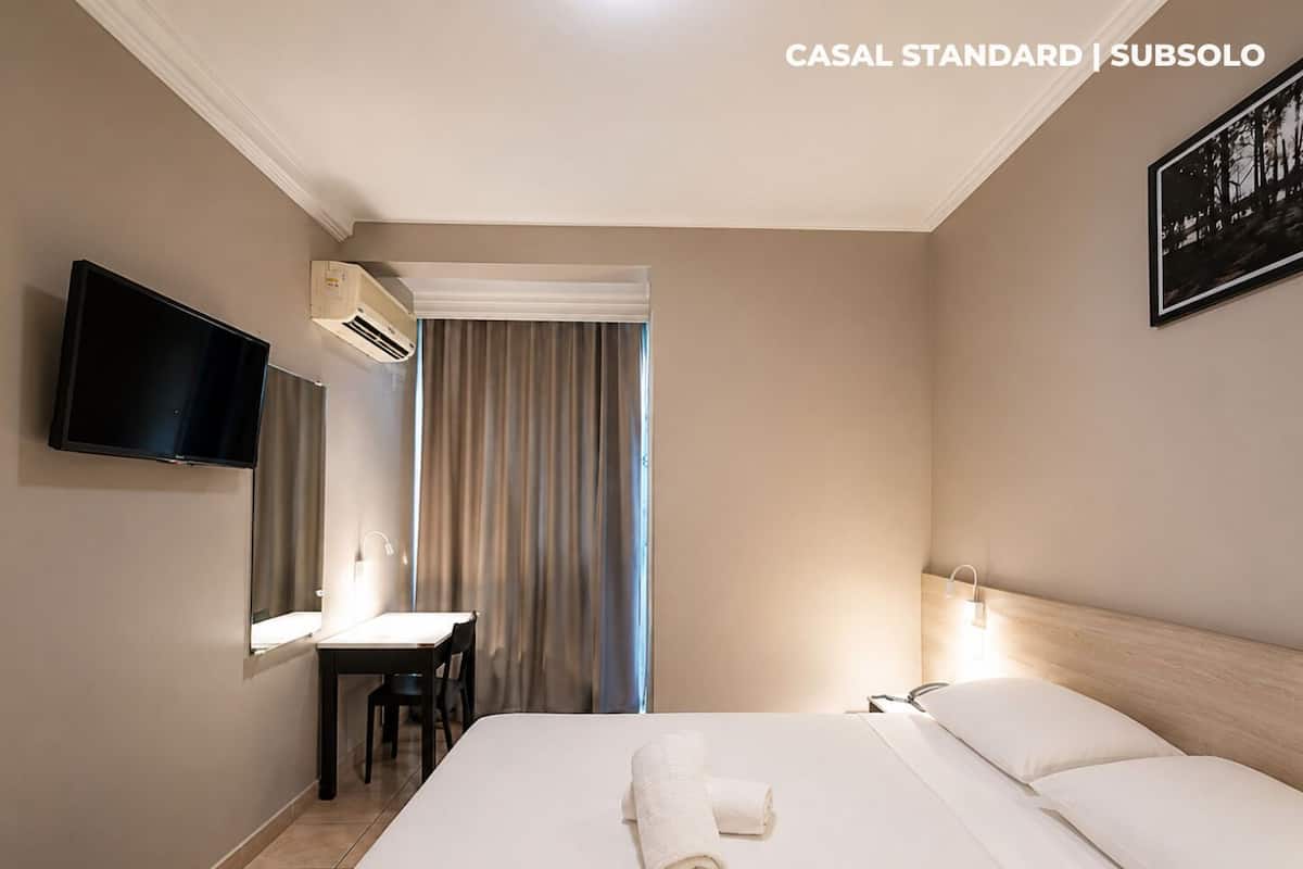 Quarto casal standard | Frigobar, escrivaninha, ferros/tábuas de passar roupa, Wi-Fi de cortesia