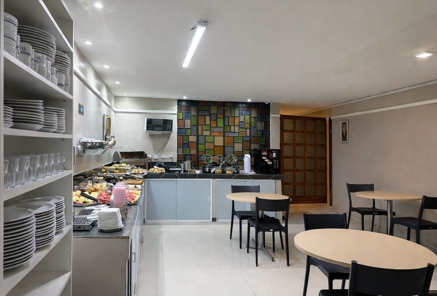 Café da manhã com buffet grátis todos os dias