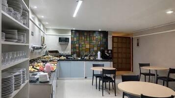 Café da manhã com buffet grátis todos os dias