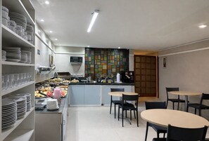 Free daily buffet breakfast - Hotel El Pilar by Bsb Inn (Brasília)
