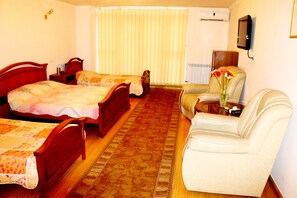 Minibar, in-room safe, free WiFi - Nur Hotel Yerevan (Yerevan)