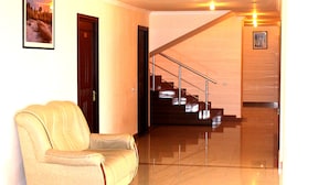 Lobby sitting area - Nur Hotel Yerevan (Yerevan)