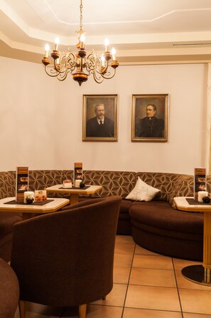 Se sirven desayunos, comidas, cenas y cocina regional