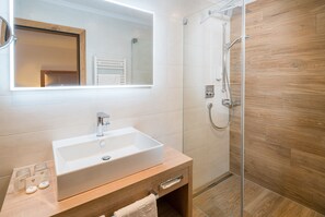 Phòng đôi hoặc 2 giường đơn tiện nghi đơn giản, quang cảnh núi | Phòng tắm | Máy sấy tóc, khăn tắm, xà phòng, dầu gội 