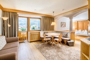 Suite – deluxe, fjellutsikt | Oppholdsområde | Smart-TV