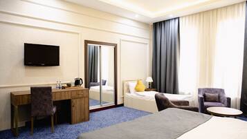 Dreibettzimmer | Minibar, Zimmersafe, Schreibtisch, Bügeleisen/Bügelbrett