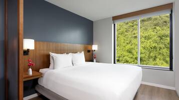 Standard Room, 1 King Bed | In-room safe, desk, soundproofing, iron/ironing board