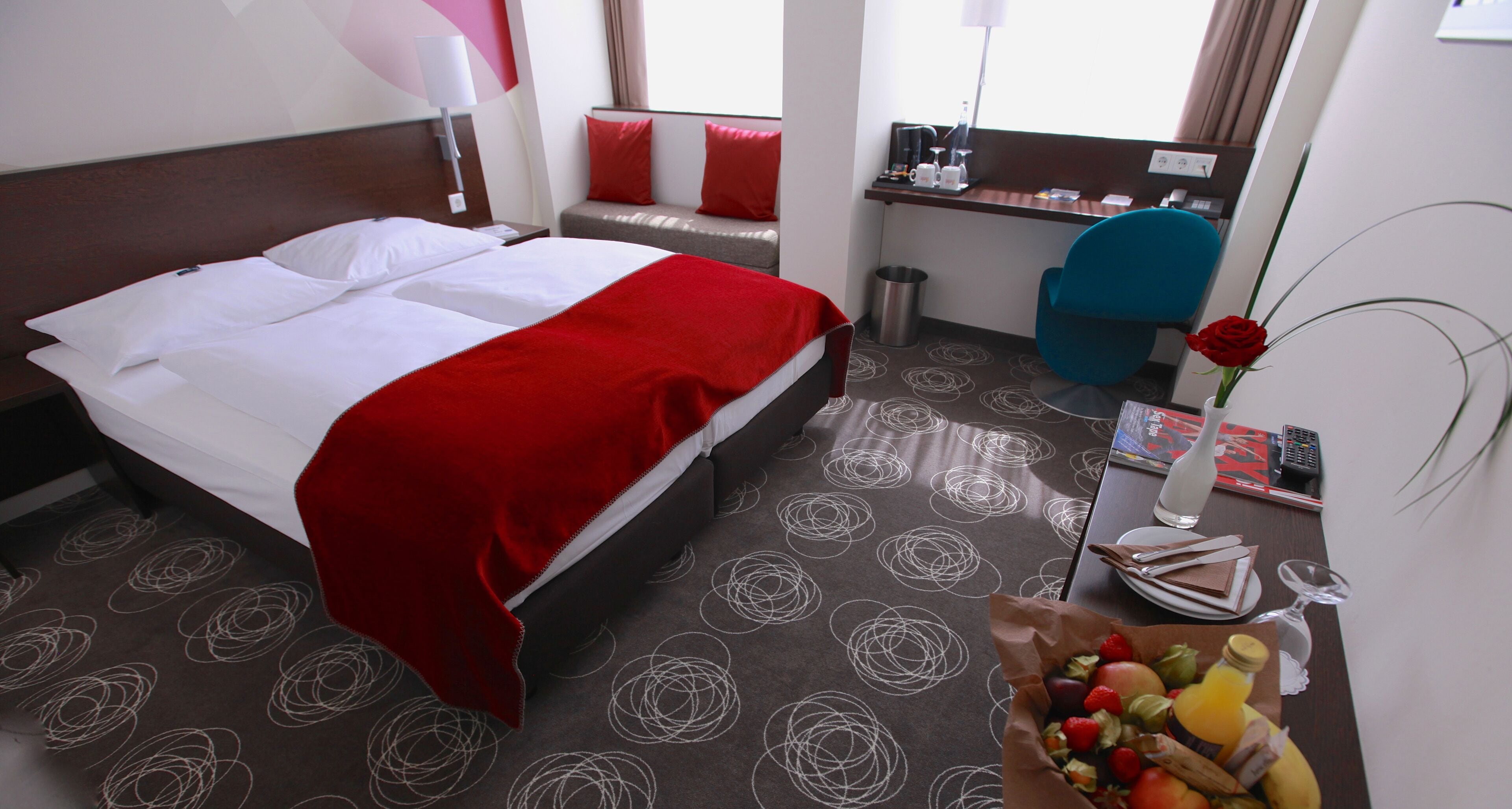 business double room | premium bedding, in-room safe, desk, laptop workspace