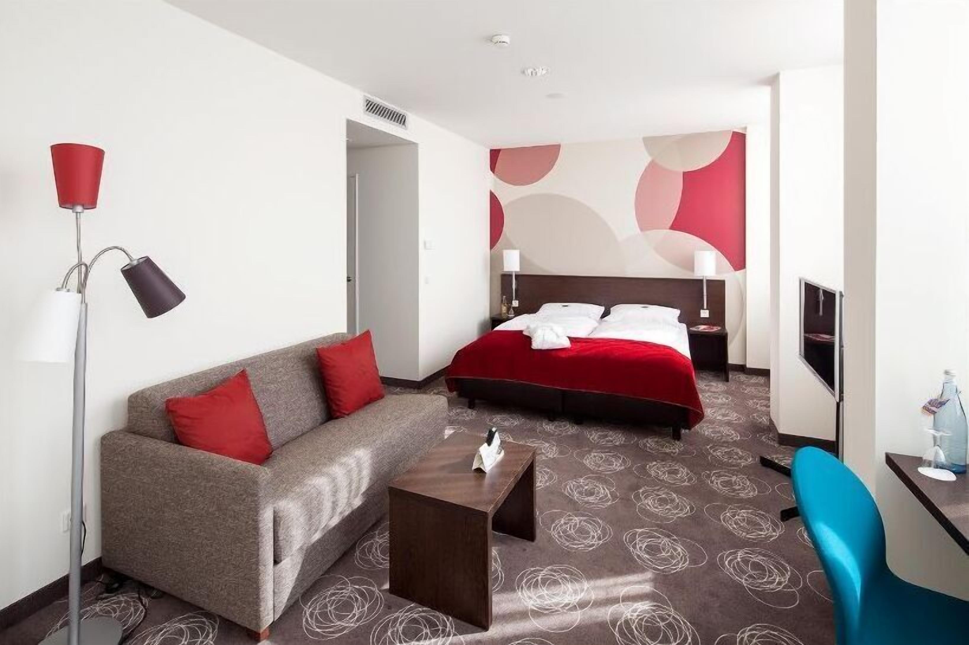 Premium bedding, in-room safe, desk, laptop workspace