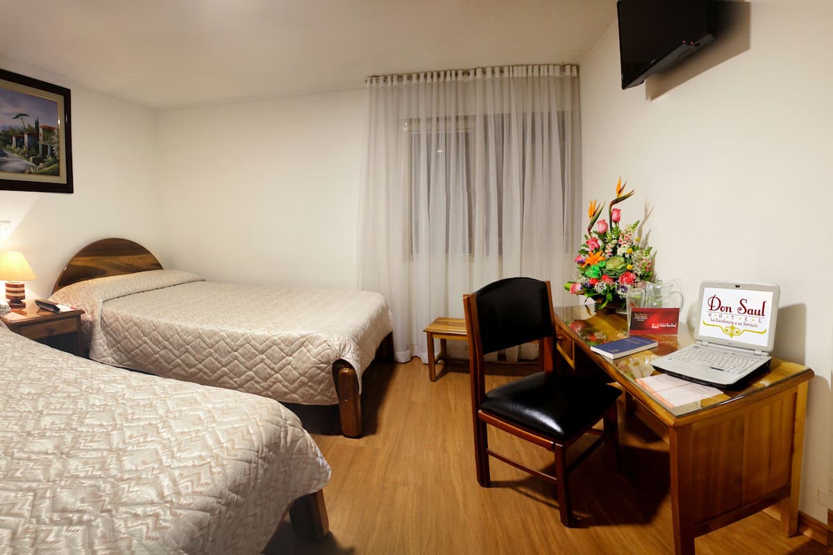 Kamar Twin Standar | Seprai premium, selimut bulu angsa, busa memori, dan minibar