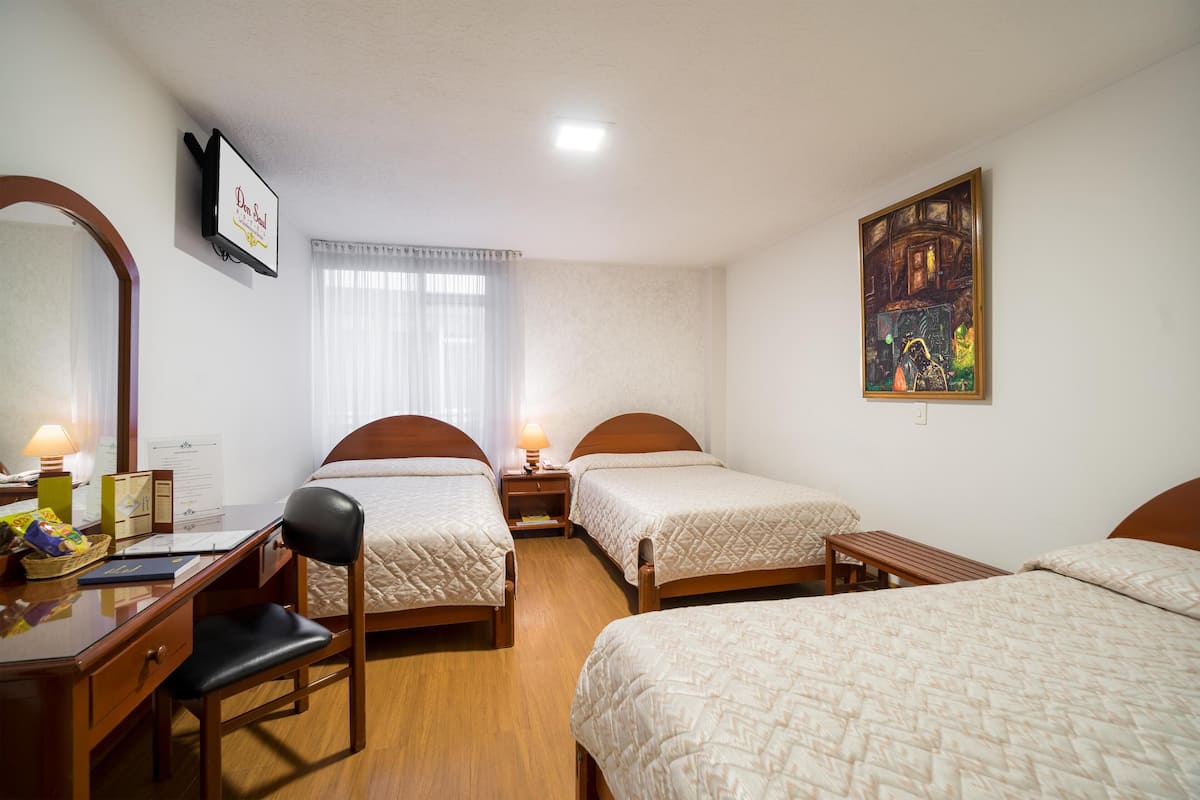 Seprai premium, selimut bulu angsa, busa memori, dan minibar