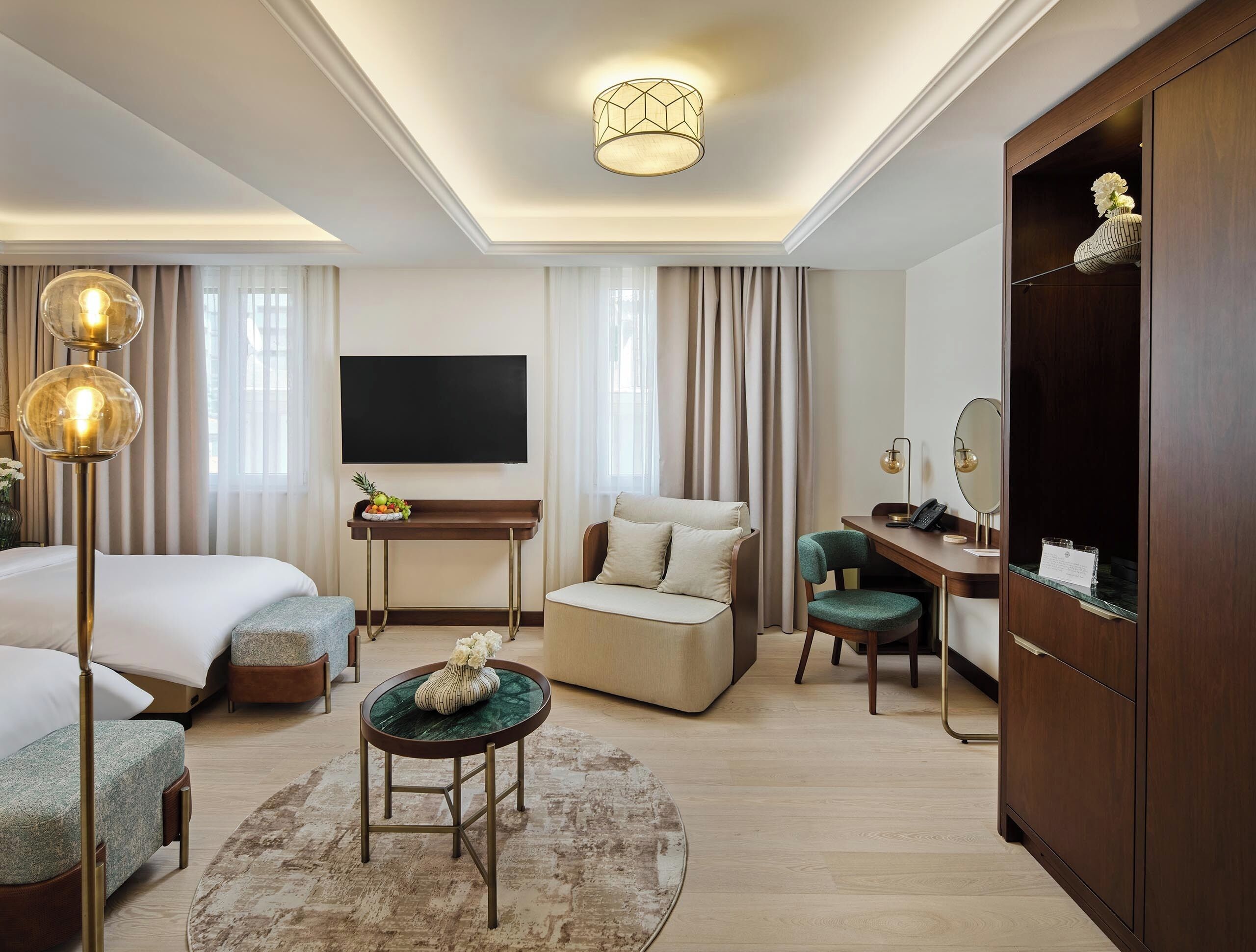 Seprai premium, minibar, brankas, dan meja kerja