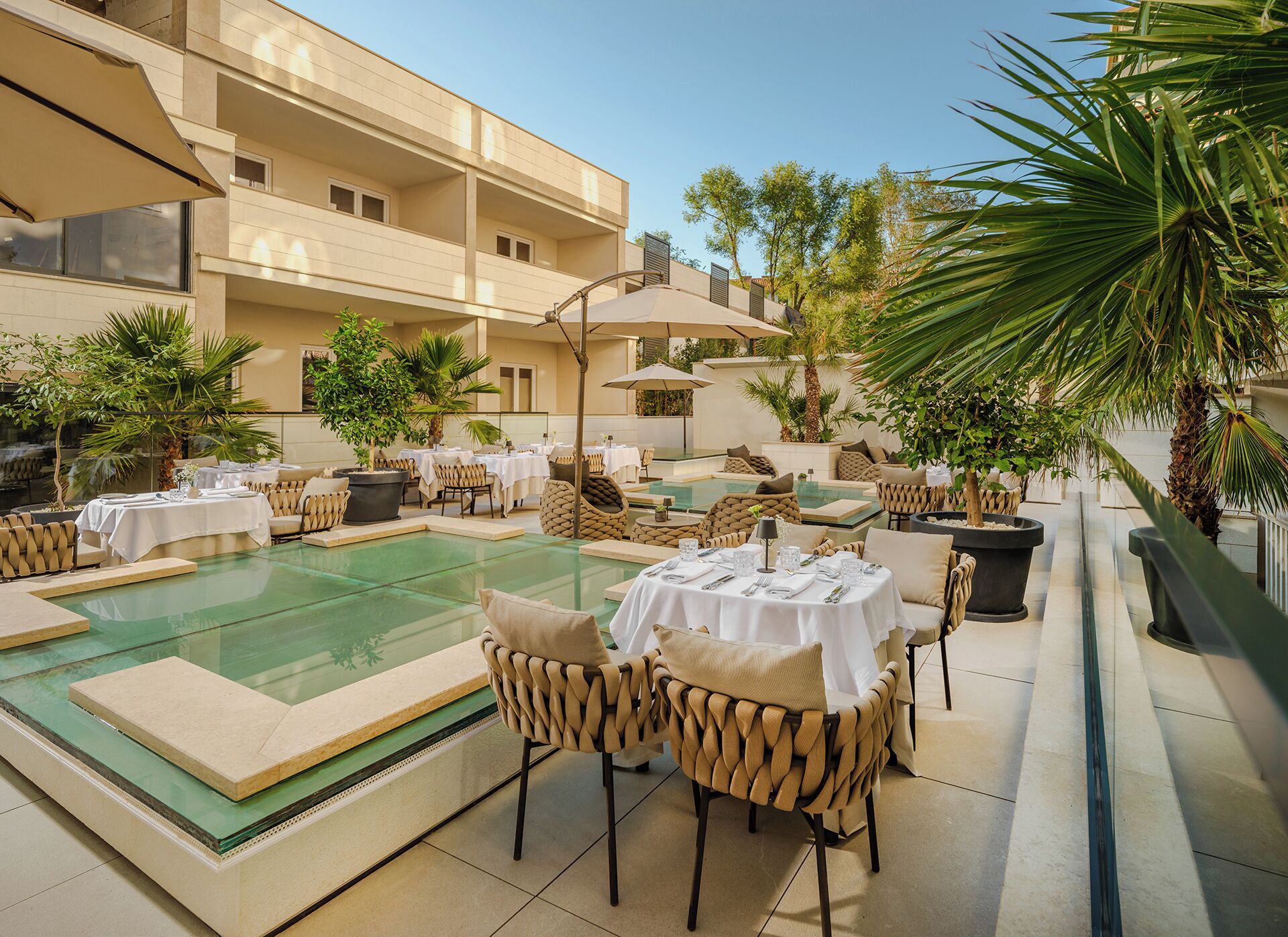 Menyajikan hidangan lokal dan internasional