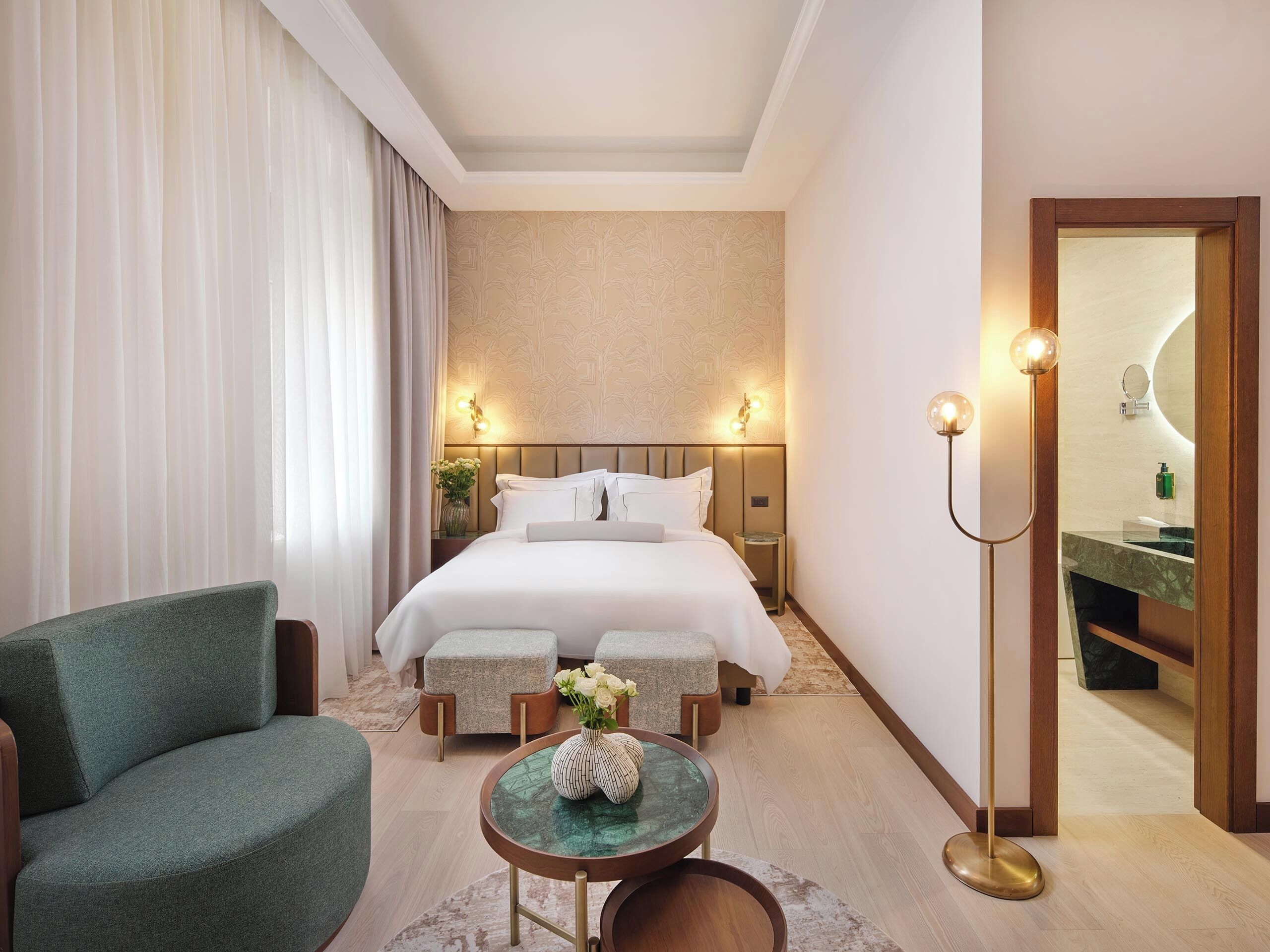 Seprai premium, minibar, brankas, dan meja kerja