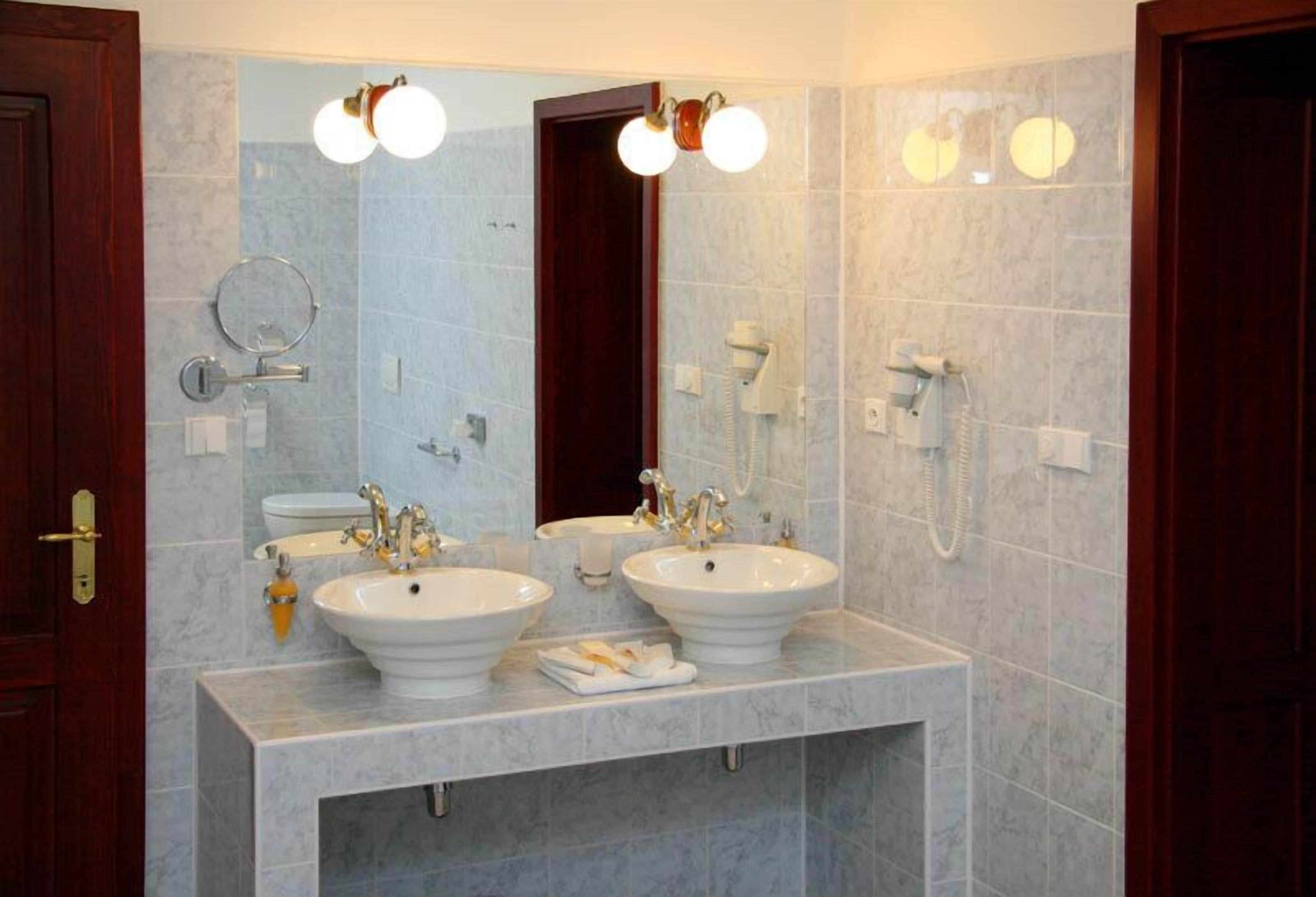 family apartment, 1 bedroom | bathroom | combined shower/bathtub, free toiletries, hair dryer, bidet