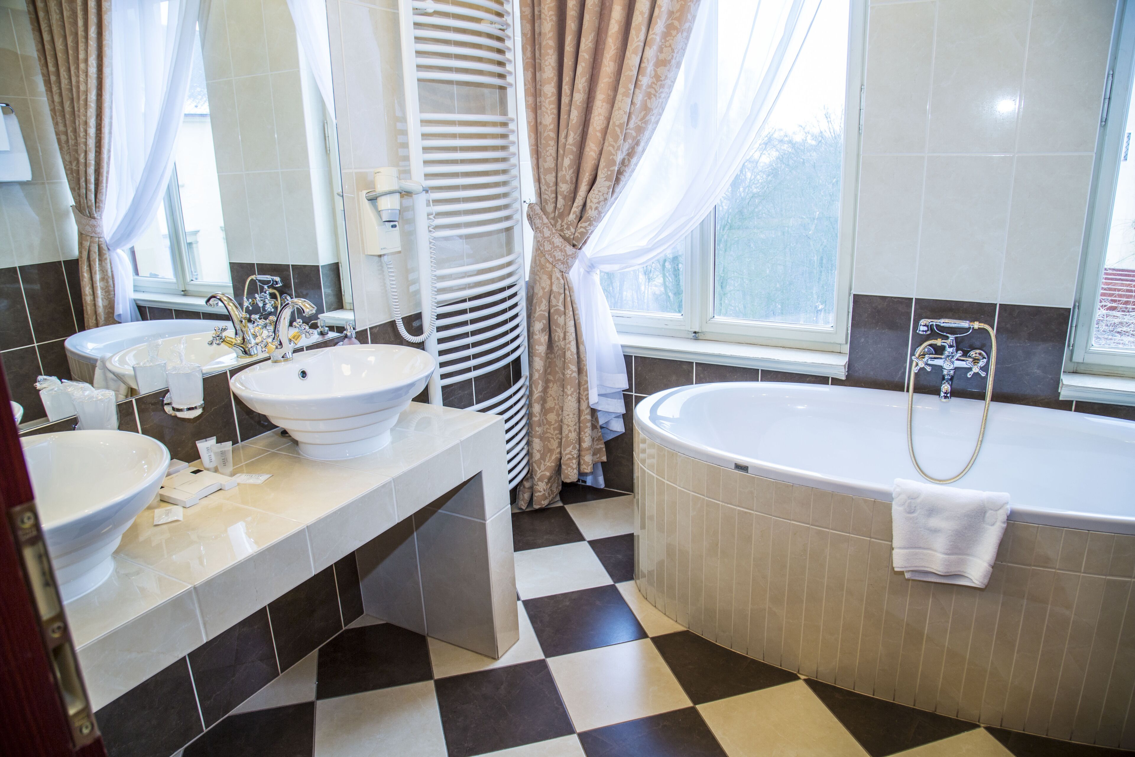 deluxe double or twin room | bathroom | combined shower/bathtub, free toiletries, hair dryer, bidet