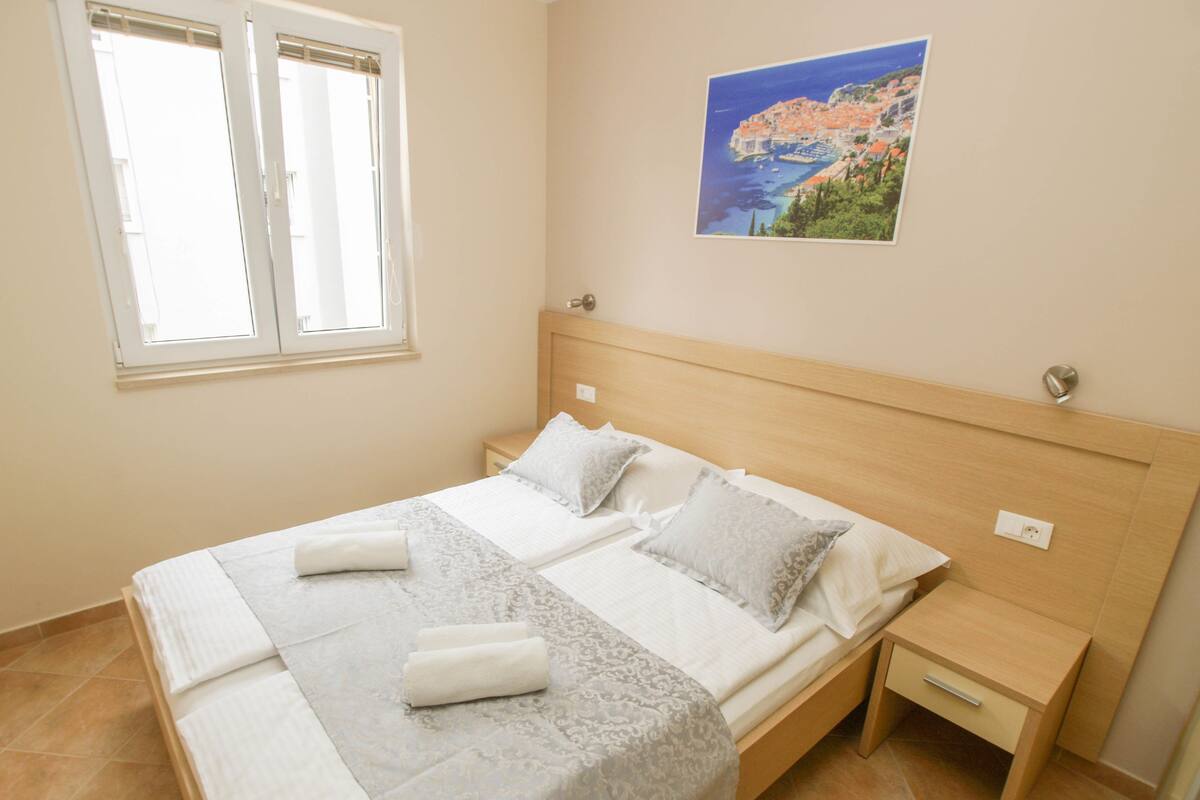 1 bedroom, iron/ironing board, cots/infant beds, free WiFi