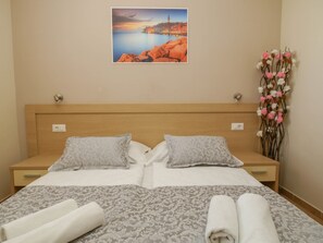 1 habitación, tabla de planchar con plancha, cunas y wifi gratis 