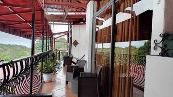 Perhehuone, 2 makuuhuonetta (2nd Floor) | 2 makuuhuonetta, allergiatestatut vuodevaatteet, untuvapeitot