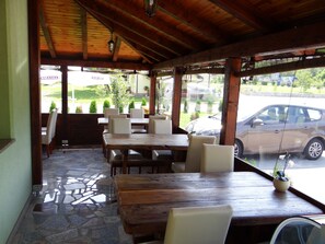 Petit-déjeuner et dîner servis sur place, vue sur le jardin 