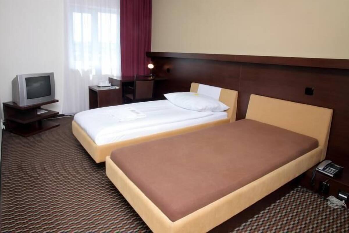 Cortinas opacas, tabla de planchar con plancha, cunas gratuitas