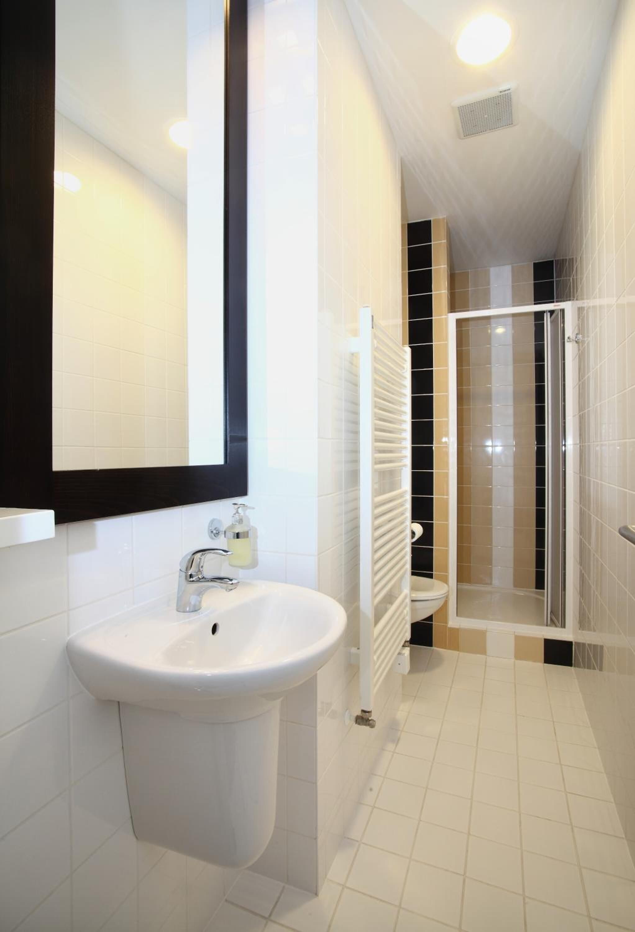 shower, free toiletries, towels