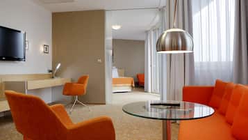 Familienapartment, Balkon | Wohnzimmer | Flachbildfernseher