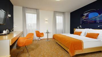 Tallelokero huoneessa, työpöytä, silitysrauta/-lauta, lisävuoteet