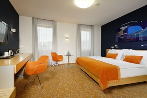 خزنة داخل الغرفة ومكتب ومكواة/لوح كي وأسرّة قابلة للطي