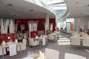 حيث تُقدم وجبات الإفطار، الغداء، العشاء، الأطباق العالمية