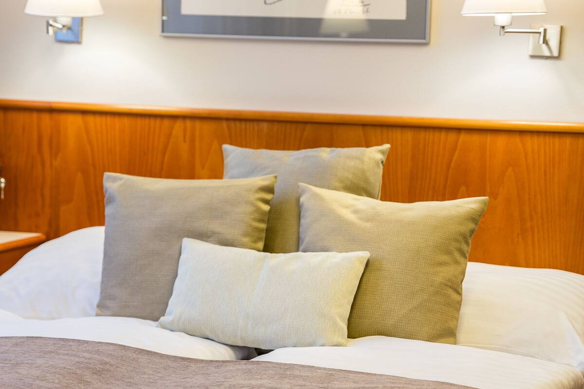 standard double room | minibar, in-room safe, desk, iron/ironing board