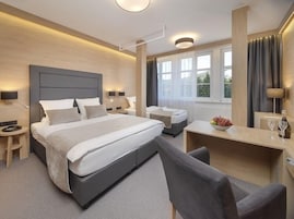 Minibar, caja de seguridad en la habitación y escritorio