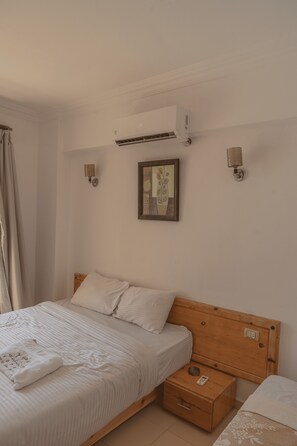 高档床上用品、客房内保险箱、办公桌、熨斗/熨板