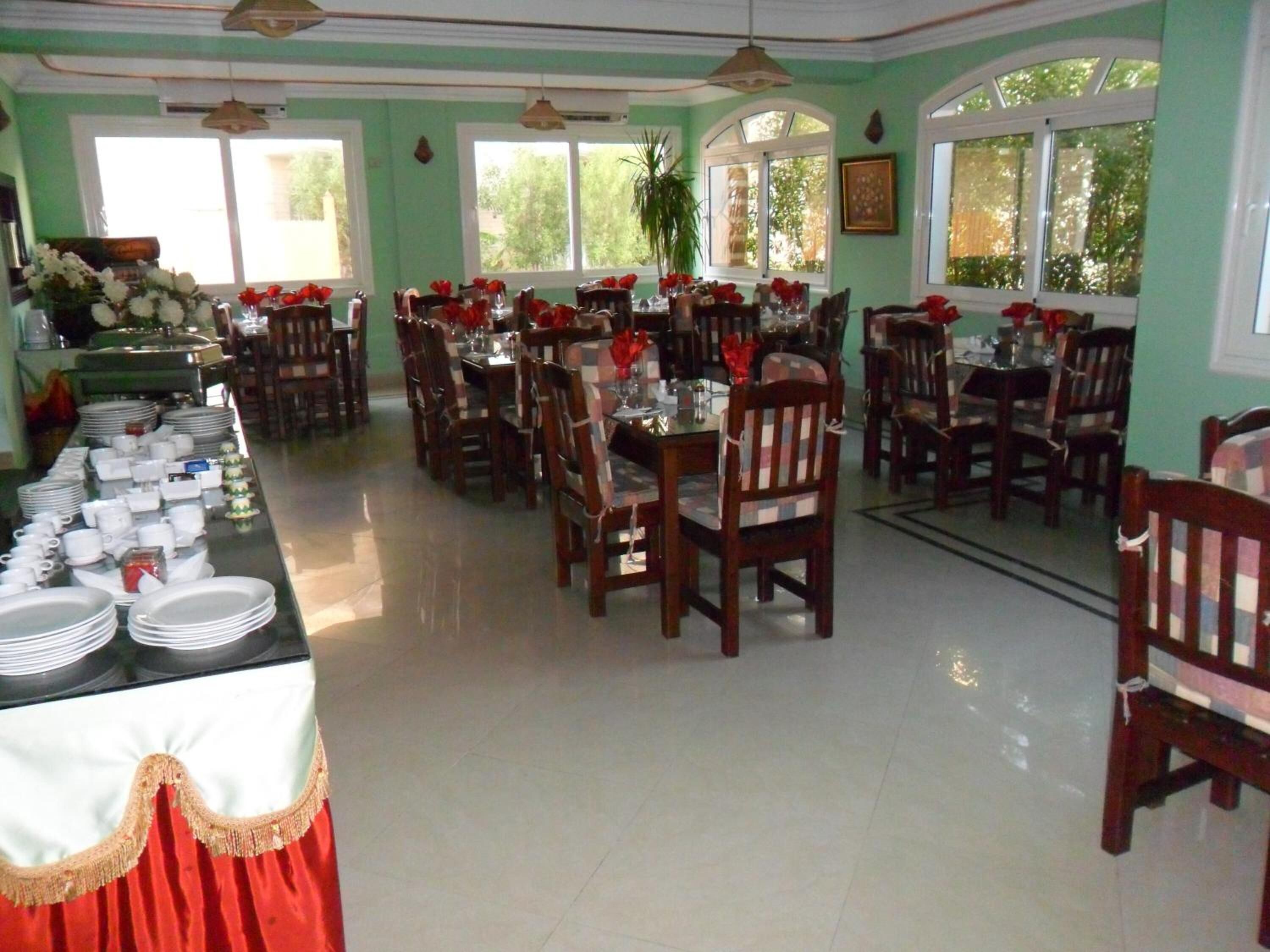 2 restaurants, breakfast served