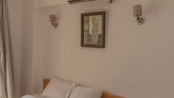 Ropa de cama de alta calidad y caja de seguridad en la habitación