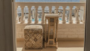 أغطية فراش متميزة وخزنة داخل الغرفة ومكتب ومكواة/لوح كي