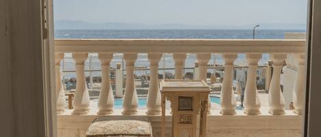 Literie de qualité, coffre-fort, bureau, fer et planche à repasser