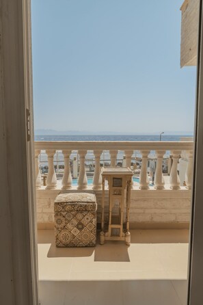 Premium bedding, in-room safe, desk, iron/ironing board